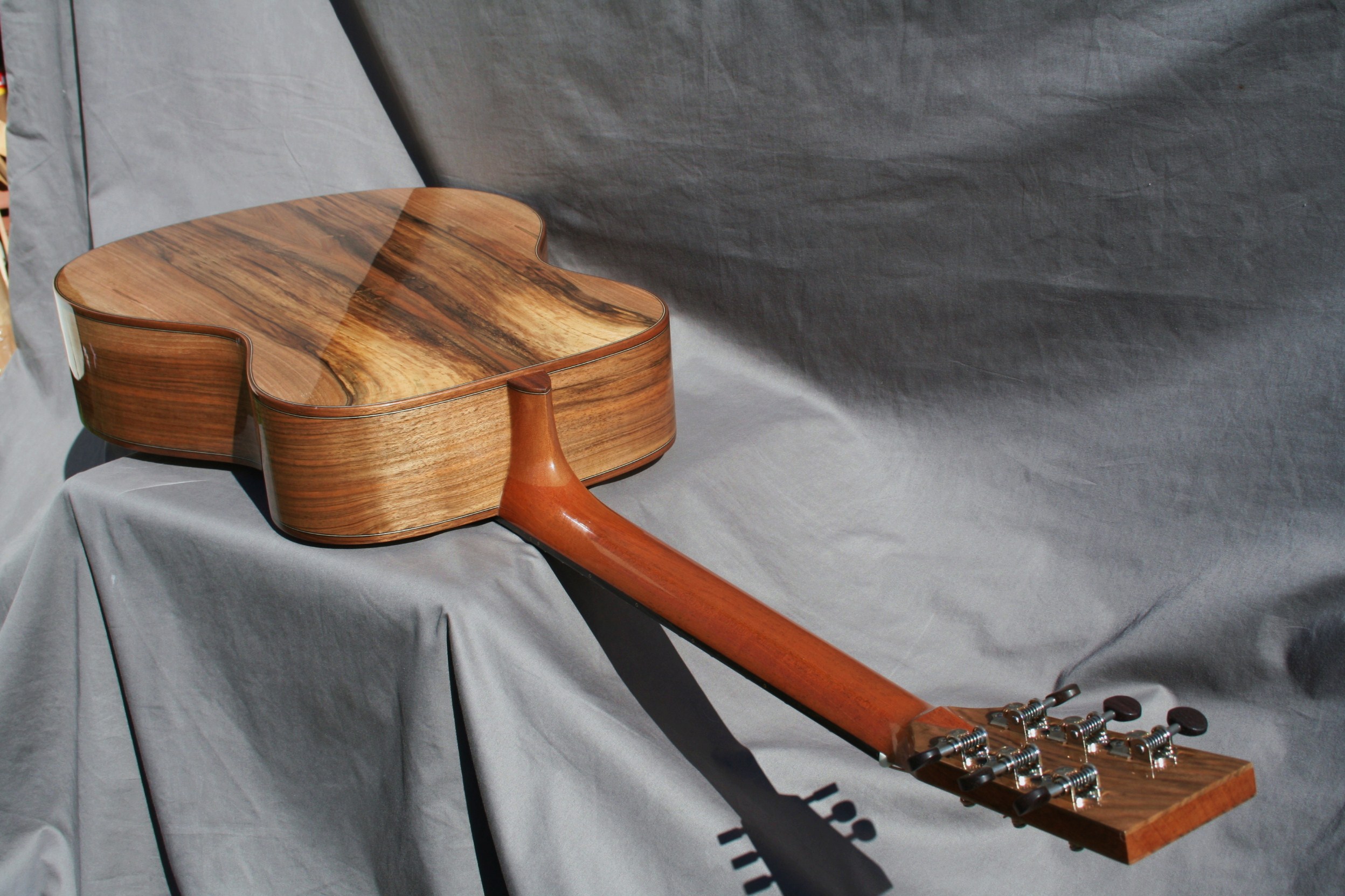 Guitare de luthier folk - Noyer Américain et Amourette